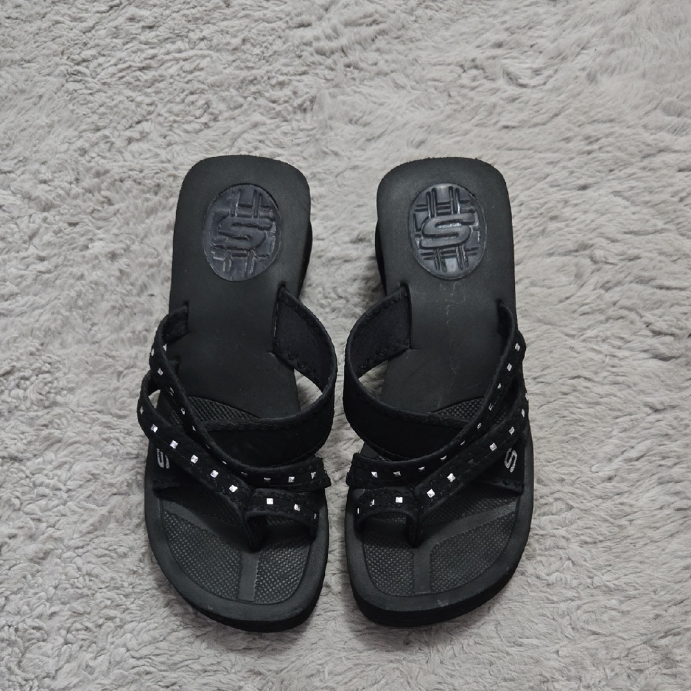 Skechers black studded heeled sandals toe strap size 7.5